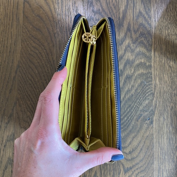 Tory Burch matching navy bag and wallet - Picture 4 of 15